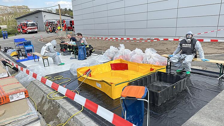 Erlangen: Gefährliche Chemikalie ausgetreten: Großeinsatz der Feuerwehr an fränkischem Klärwerk