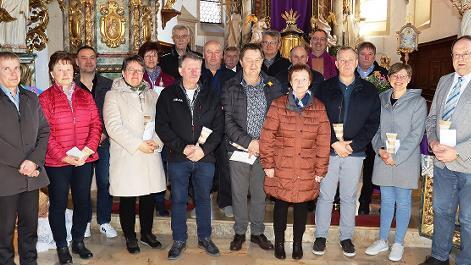 Im Bild die neu gewählten und ausgeschiedenen Mitglieder der Kirchenverwaltungen Weiden, Modschiedel und Neudorf mit Pfarrer Christian Montag (Fünfter von rechts, hinten).