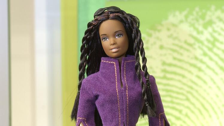 Seit den 80er-Jahren kommen regelm&auml;&szlig;ig verschiedene "ethnische Barbies" auf den Markt.