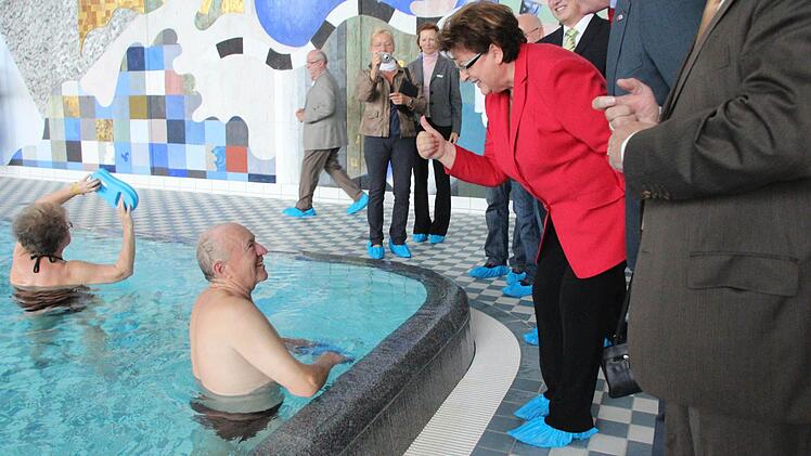 Landtagspräsidentin Barbara Stamm im Gespräch mit einem Badegast.