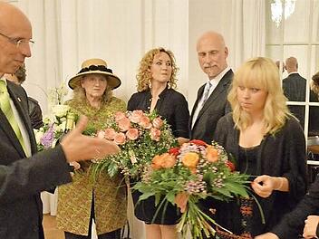 Ein Dankeschön vom Chef: MGO-Geschäftsführer Walter Schweinsberg überreichte Präsente. Unser Bild zeigt ihn mit Kari Kahl-Wolfsjäger, Simone Kermes, Kay Blankenburg, Tine Thing Helseth und Da Sol Kim. Fotos: Ronald Rinklef