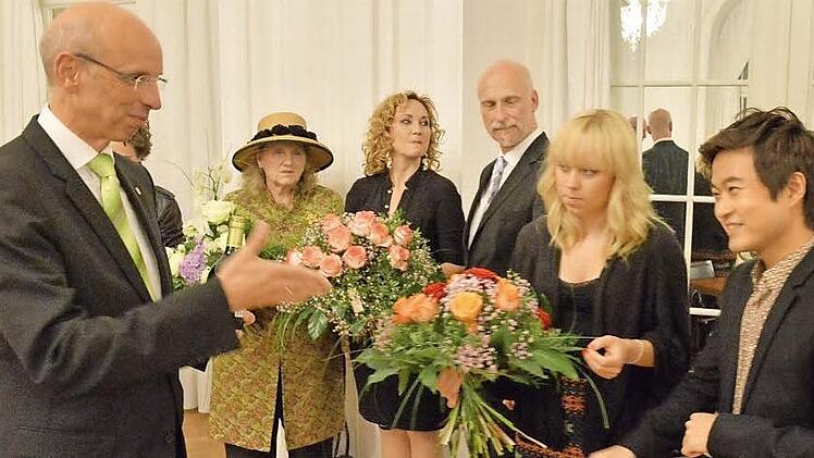 Ein Dankeschön vom Chef: MGO-Geschäftsführer Walter Schweinsberg überreichte Präsente. Unser Bild zeigt ihn mit Kari Kahl-Wolfsjäger, Simone Kermes, Kay Blankenburg, Tine Thing Helseth und Da Sol Kim. Fotos: Ronald Rinklef