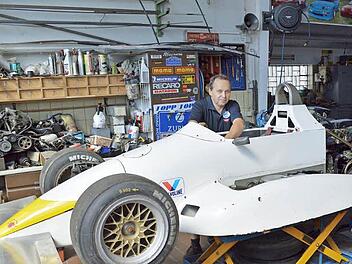 Rarität: ein Formel-3-Rennwagen, der in den 1980er Jahren von Bernd Schneider gelenkt wurde. Der spätere mehrfache Tourenwagen-Meister hat das Fahrzeug kürzlich verkauft, in der Werkstatt von Axel Reß wird es nun von Grund auf restauriert und neu lackiert. Foto: Alfred Kordwig