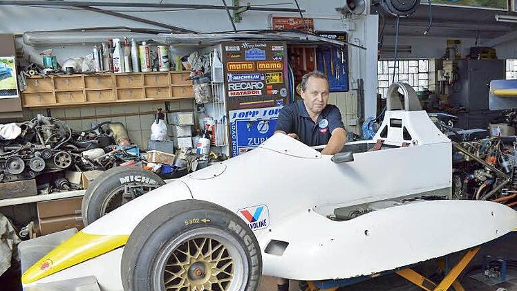 Rarität: ein Formel-3-Rennwagen, der in den 1980er Jahren von Bernd Schneider gelenkt wurde. Der spätere mehrfache Tourenwagen-Meister hat das Fahrzeug kürzlich verkauft, in der Werkstatt von Axel Reß wird es nun von Grund auf restauriert und neu lackiert. Foto: Alfred Kordwig