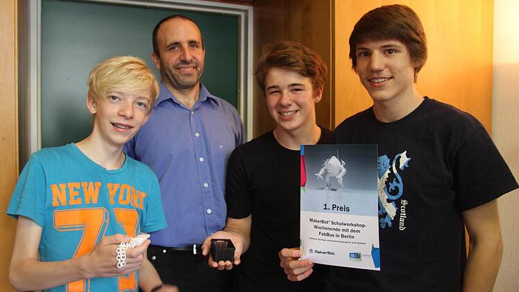 Patrick Bär, Lehrer Wolfgang Lormes, Thomas Henning und Gabriel Moser freuen sich über den 3D-Workshop in Berlin.