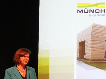 Wirtschaftsministerin Ilse Aigner referierte bei Münch-Energie in Rugendorf über die Energiewende aus Sicht der Staatsregierung. Fotos: Klaus Klaschka