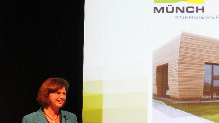 Wirtschaftsministerin Ilse Aigner referierte bei Münch-Energie in Rugendorf über die Energiewende aus Sicht der Staatsregierung. Fotos: Klaus Klaschka
