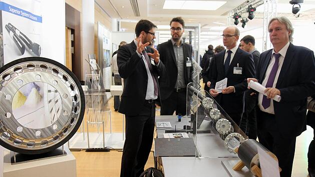 Tim Hosenfeldt (2. v. r.) und Peter Gutzmer (r.) lie&szlig;en sich neue Entwicklungen im Leichtbau erkl&auml;ren. Foto: Richard S&auml;nger