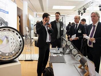 Tim Hosenfeldt (2. v. r.) und Peter Gutzmer (r.) ließen sich neue Entwicklungen im Leichtbau erklären. Foto: Richard Sänger