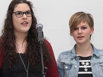 Die Überraschung war ein Lied von Mönius' Tochter Marie und deren Freundin Charlotte. Fotos: Johanna Blum