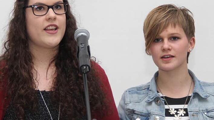 Die Überraschung war ein Lied von Mönius' Tochter Marie und deren Freundin Charlotte. Fotos: Johanna Blum