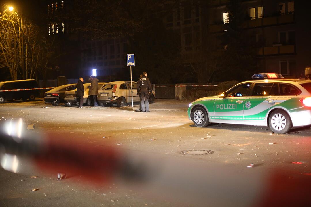 Obskure Böllerexplosion im Nürnberger Nordwesten - Mehrere Verletzte und vier beschädigte Fahrzeuge als Folge