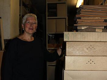 Rose Stark im Archiv, das derzeit im Bahnhof untergebracht istCarmen Schwind