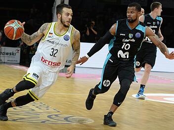 Gabe York (mit Ball) brachte Medi nach einer spektakulären Aufholjagd mit einem Dreier in die Verlängerung gegen Movistar Estudiantes Madrid. Das Spiel ging dennoch mit 84:90 verloren.  Foto: Peter Mularczyk