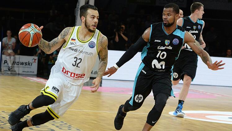 Gabe York (mit Ball) brachte Medi nach einer spektakulären Aufholjagd mit einem Dreier in die Verlängerung gegen Movistar Estudiantes Madrid. Das Spiel ging dennoch mit 84:90 verloren.  Foto: Peter Mularczyk
