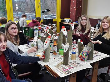 F&uuml;r ihr Tierschutzprojekt "Operation Wuff Wuff" haben sechs Sch&uuml;ler  Altenkunstadter Mittelschule zwei Monate lang im Kunstunterricht gebastelt. Der Erl&ouml;s ihrer Aktion in H&ouml;he von 600 Euro kommt dem Tierheim im sibirischen Dorf Kalinino zugute. Bernd Kleinert