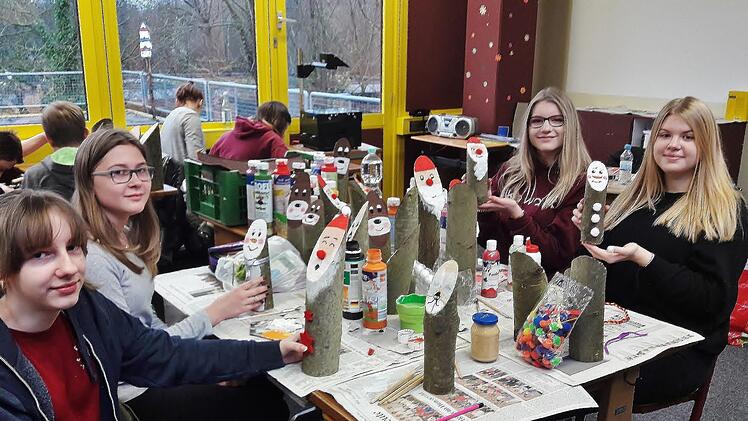 F&uuml;r ihr Tierschutzprojekt "Operation Wuff Wuff" haben sechs Sch&uuml;ler  Altenkunstadter Mittelschule zwei Monate lang im Kunstunterricht gebastelt. Der Erl&ouml;s ihrer Aktion in H&ouml;he von 600 Euro kommt dem Tierheim im sibirischen Dorf Kalinino zugute. Bernd Kleinert