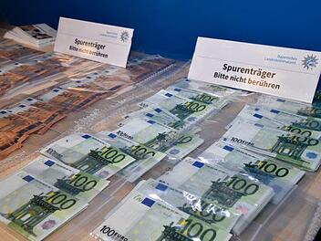 100000 Euro Falschgeld stellten die Beamten sicher.  Foto: Bayerisches Landeskriminalamt