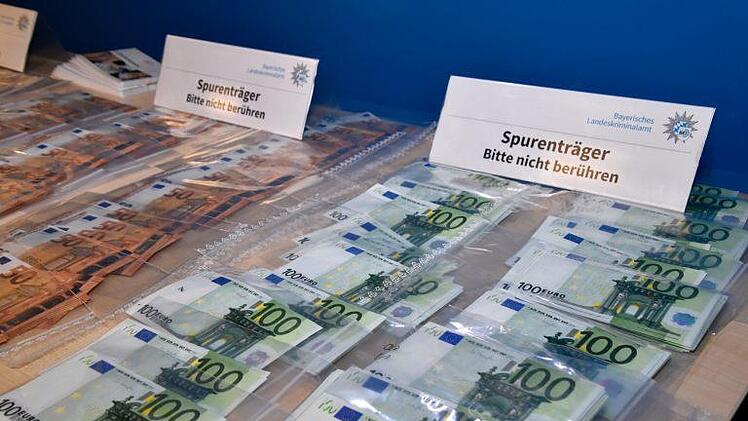 100000 Euro Falschgeld stellten die Beamten sicher.  Foto: Bayerisches Landeskriminalamt