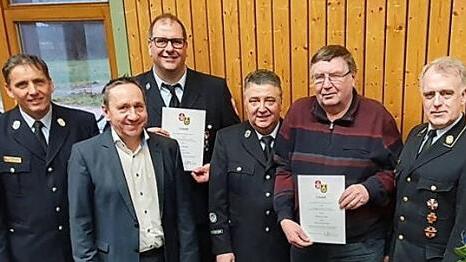 Das Ehrenkreuz in Silber erhielten Herbert Krämer und Timo Piwonski (mit Urkunden). Fotos: Maria Löffler