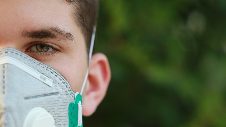 Mann mit Maske