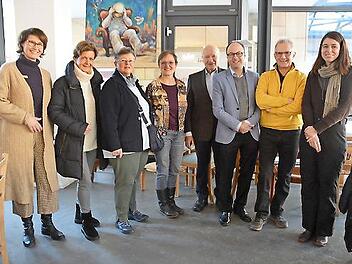 Bei der Spenden&uuml;bergabe (v. l.): Tanja Rohr, Jutta Schimmelpfennig, Elisabeth Skantze, Doris L&uuml;ken-Kla&szlig;en, Bernhard Lux, Christian Schaible, Lothar Philipp und Regina Riehm.