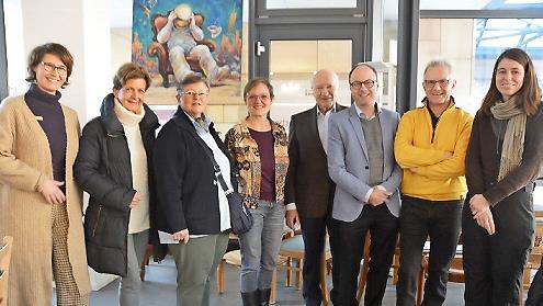 Bei der Spenden&uuml;bergabe (v. l.): Tanja Rohr, Jutta Schimmelpfennig, Elisabeth Skantze, Doris L&uuml;ken-Kla&szlig;en, Bernhard Lux, Christian Schaible, Lothar Philipp und Regina Riehm.