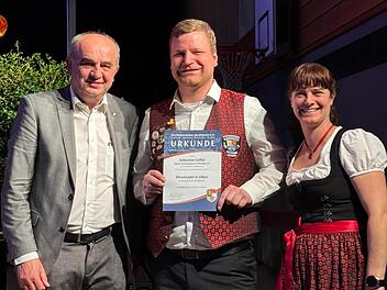 Thomas Kolb (NBMB), Solist Sebastian Saffer und Vorsitzende Daniela Kroack bei der Ehrung.