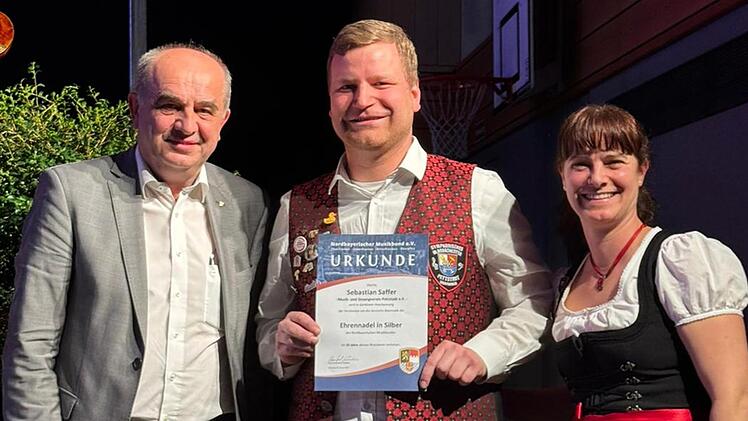 Thomas Kolb (NBMB), Solist Sebastian Saffer und Vorsitzende Daniela Kroack bei der Ehrung.