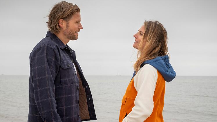 Kaum haben sich Mads (Sebastian Str&ouml;bel) und Eva (Marie Burchard) ineinander verliebt, konfrontiert sie ihn damit, dass sie nach Kanada auswandern wird. Hat ihre Liebe dennoch eine Chance?