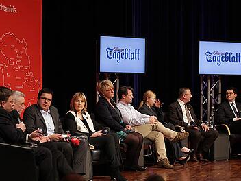 Die OB-Kandidaten und Moderatoren beim Regionentalk im Kongresshaus.