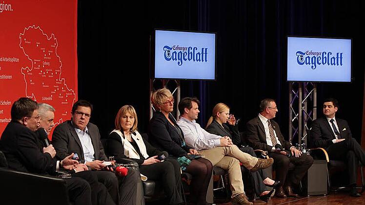 Die OB-Kandidaten und Moderatoren beim Regionentalk im Kongresshaus.
