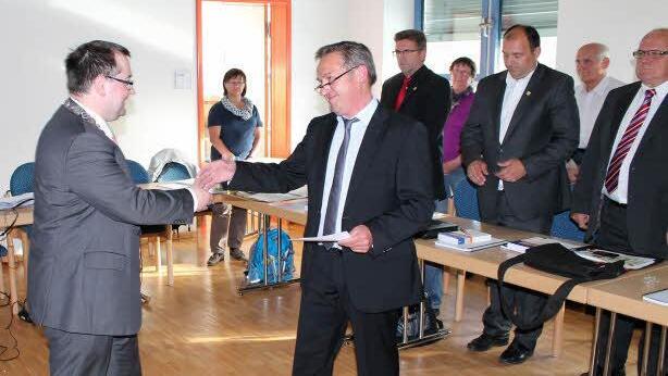 Zwei Bürgermeister beim Gratulieren