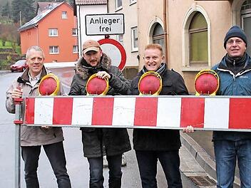 Sorgen für freie Fahrt in Poppenlauer: Helmut Nies (Bauleiter der Firma Ullrich), Dirk Dickmeis (Bauleiter des staatlichen Bauamtes Schweinfurt), Bürgermeister Matthias Klement und Matthias Wacker (Abteilungsleiter im staatlichen Bauamt Schweinfurt).  Foto: Dieter Britz