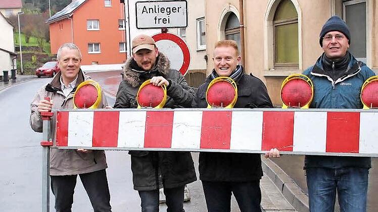 Sorgen für freie Fahrt in Poppenlauer: Helmut Nies (Bauleiter der Firma Ullrich), Dirk Dickmeis (Bauleiter des staatlichen Bauamtes Schweinfurt), Bürgermeister Matthias Klement und Matthias Wacker (Abteilungsleiter im staatlichen Bauamt Schweinfurt).  Foto: Dieter Britz