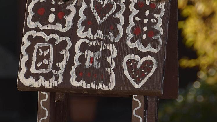 Auch dieses Holzfutterhaus wird gut angenommen: Hier holt sich eine Sumpfmeise Futter. Foto: Kathrin Kupka-Hahn