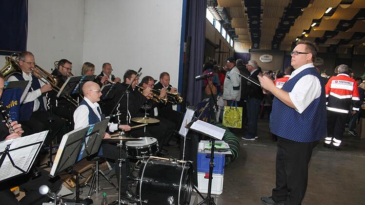 Die Stadtkapelle Kupferberg spielte beim Lions-Flohmarkt.