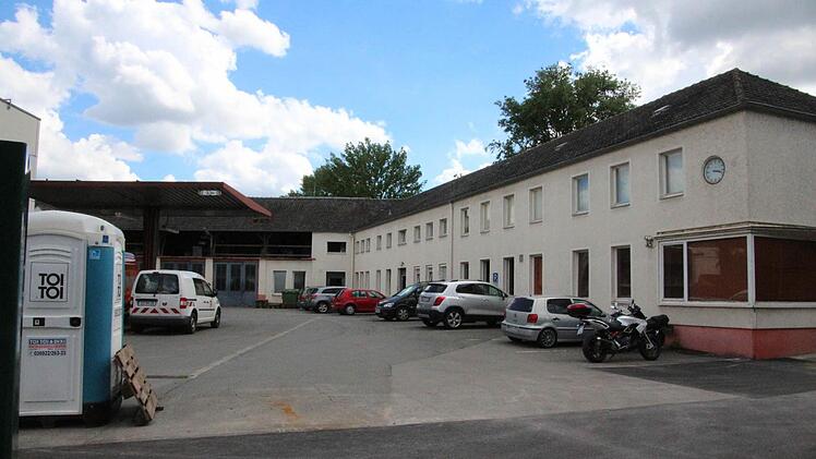Das alte Sozialgebäude des CEB soll eigentlich durch ein neues ersetzt werden, doch noch ist offen, wann es gebaut wird. Foto: Simone Bastian