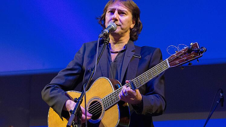 Er ist ein umjubelter Künstler: Pippo Pollina. Fotos: Ulrike Langer