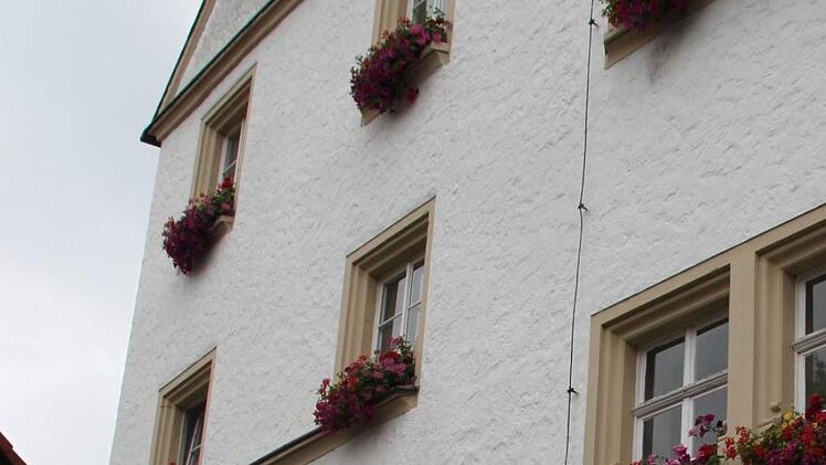 Den Schäden an der Fassade des Bauamts geht es an den Kragen. Foto: Dagmar Besand