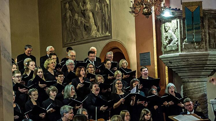 Die Kantorei St. Georg unter Leitung von Markus Heunisch gestaltete in Neustadt ein Kantatenkonzert zum Reformationsjubiläum.Foto: Jochen Berger