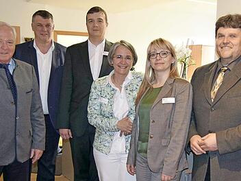 Glückwünsche zur Eröffnung des Medizinischen Versorgungszentrums (von links): Helmut Fischer, Josef Stich, die Doktores Jürgen Kirschbaum, Alexandra Barthmann, Frances Greiner-Matzen-Sohn und Pfarrer Helmuth Bautz Foto: Andreas Welz