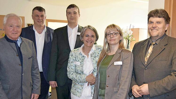 Glückwünsche zur Eröffnung des Medizinischen Versorgungszentrums (von links): Helmut Fischer, Josef Stich, die Doktores Jürgen Kirschbaum, Alexandra Barthmann, Frances Greiner-Matzen-Sohn und Pfarrer Helmuth Bautz Foto: Andreas Welz