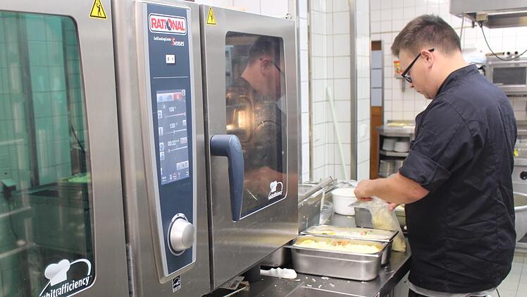 Die Öfen sind voll: Das Gasthaus Utz liefert rund 500 Essen pro Tag.    Foto: Yannick Hupfer