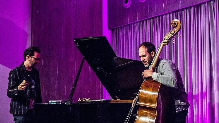 Der Pianist Omer Klein und der Kontrabassist Haggai Cohen-Milo gastiert erstmals in Coburg. Mit einem umjubelten Duoabend eröffneten sie die neue Saison von "Leise am Markt".Foto: Jochen Berger
