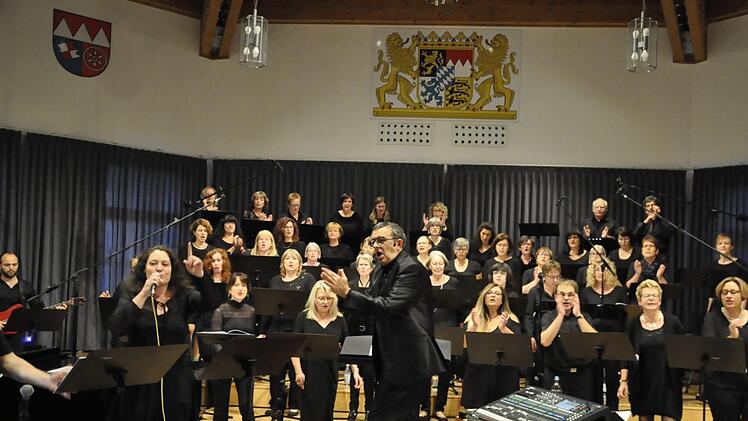 Mit zu Herzen gehenden Gospel bezauberten die Teilnehmer des Workshops "Gospel Start Up" bei ihrem Abschlusskonzert in der Hammelburger Musikakademie. Foto: Peter Klopf