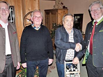 Bürgermeister Günther Hübner (rechts) verabschiedete den langjährigen Klärwärter und Wasserwart Klaus Fischer in den Ruhestand. Mit im Bild (von links) die beiden Altbürgermeister Alfred Baumgärtner und Helmut Knörl  Foto: Werner Reißaus