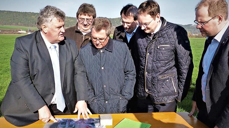 Bauminister Hans Reichhart (Dritter von links) war zu Besuch in Himmelkron. Mit im Bild (von links) Bürgermeister Gerhard Schneider, Harald Peetz, Baudirektor Kurt Schnabel, MdL Martin Schöffel und Sebastian Herrmann Foto: Werner Reißaus