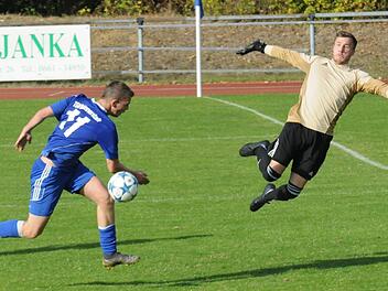 Enge Kiste: Lukas Katzenberger (TSV Münnerstadt) ist etwas zu kurz, sonst hätte er den Ball ins Tor geköpft. Dampfachs Keeper Sascha Dörfler macht eine bemerkenswerte Figur.ssp