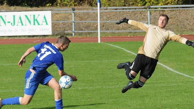 Enge Kiste: Lukas Katzenberger (TSV Münnerstadt) ist etwas zu kurz, sonst hätte er den Ball ins Tor geköpft. Dampfachs Keeper Sascha Dörfler macht eine bemerkenswerte Figur.ssp